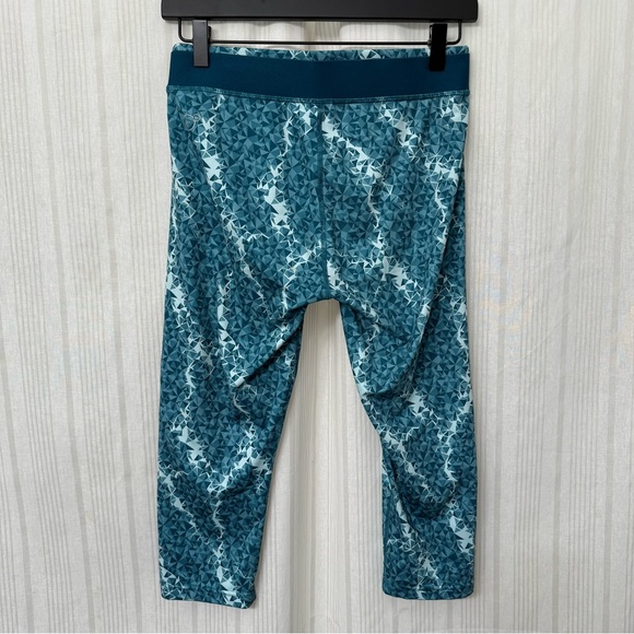 EUC🌸 Puma capri crop Dry Cell blue geometric print athletic leggings - Picture 2 of 7